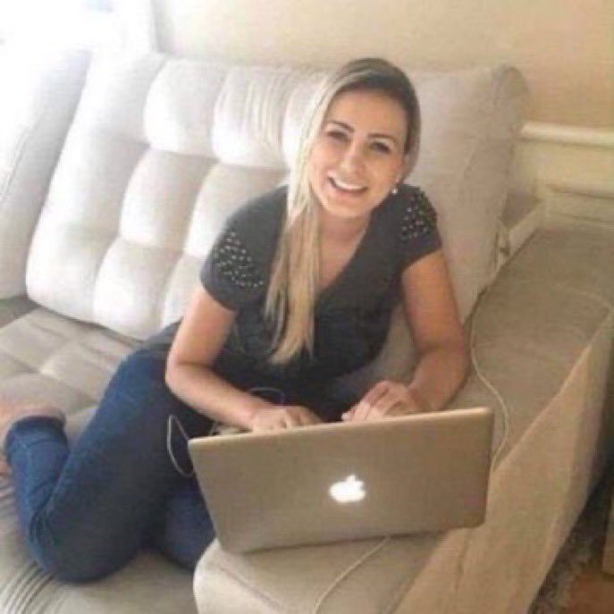 brrrrrrruna_'s tweet image. amo quando entro em alguma reunião e não preciso falar nada além de oii gente boa tarde hahah até mais boa semana