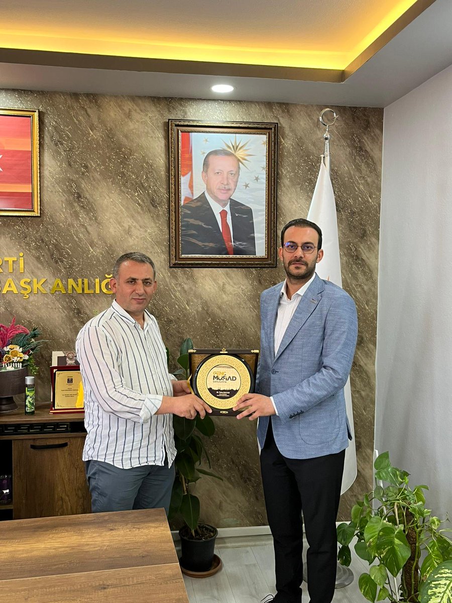 📍 Genç MÜSİAD Şanlıurfa Şubesi olarak, Siverek AK Parti İlçe Başkanımız Sn. Cengiz Özeyranoğlu ve AK Parti Gençlik Kolları Başkanımız Sn. Ramazan Acar ile bir araya geldik. Genç girişimciliğe dair görüş alışverişinde bulunduk. Misafirperverlikleri için teşekkür ederiz.