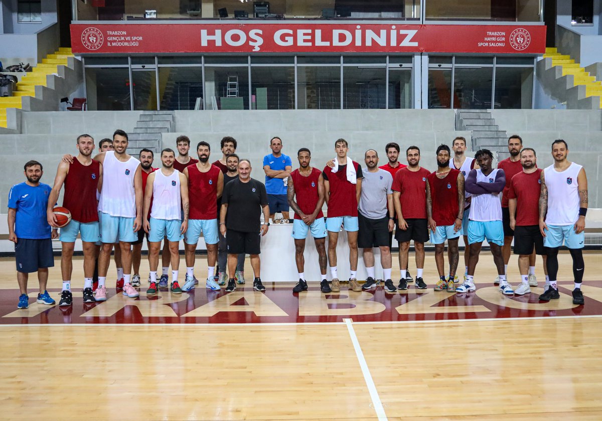 Teknik Heyet ve oyuncularımız, Başantrenörümüz Selçuk Ernak’ın doğum gününü antrenman sonrası pasta keserek kutladı.

Doğum günün kutlu olsun Coach, nice zaferlere! 🏀🎉