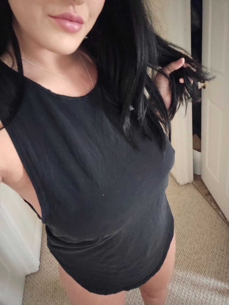 Faceless and frantic. I want someone to take control, mess me up and tell me I'm theirs. DM me, daddy 😈