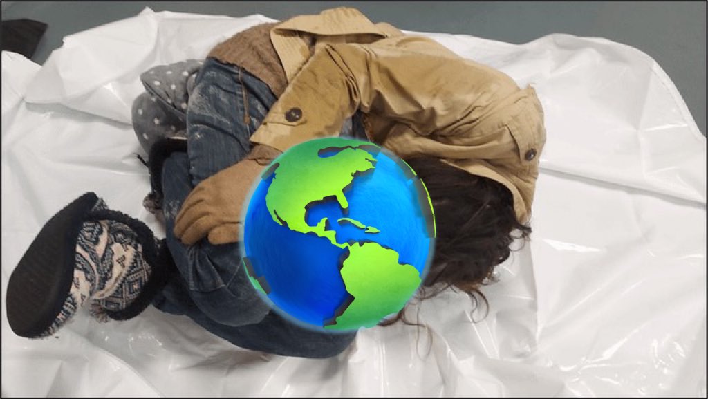 رسائلها قبل أن تزهق نفسها -زعمًا-:

منذ طفولتي، كان يطاردني كابوس متكرر: كنت أرى في الليل أنّ تلك العائلة التي حولي لم تكن بشرًا، بل آلات بلا روح.
كانوا يثيرون في داخلي الرعب.
كانوا يتربصون بي بالشر.
وكان عليّ أن أهرب منهم.
ومنذ ذلك الحين، لم أكفّ عن محاولات الهروب، حتى بلغت