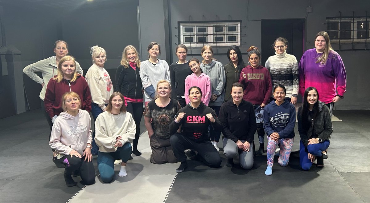 PLenChile's tweet image. La Embajada de Polonia en Santiago se enorgullece de lanzar las primeras clases de #defensapersonal para mujeres de la comunidad 🇵🇱, como parte del proyecto ‘’Plataforma de Integración de Mujeres”.🙍‍♀️💪

#empoderamiento #MujeresFuertes #Santiago  #commandokravmaga