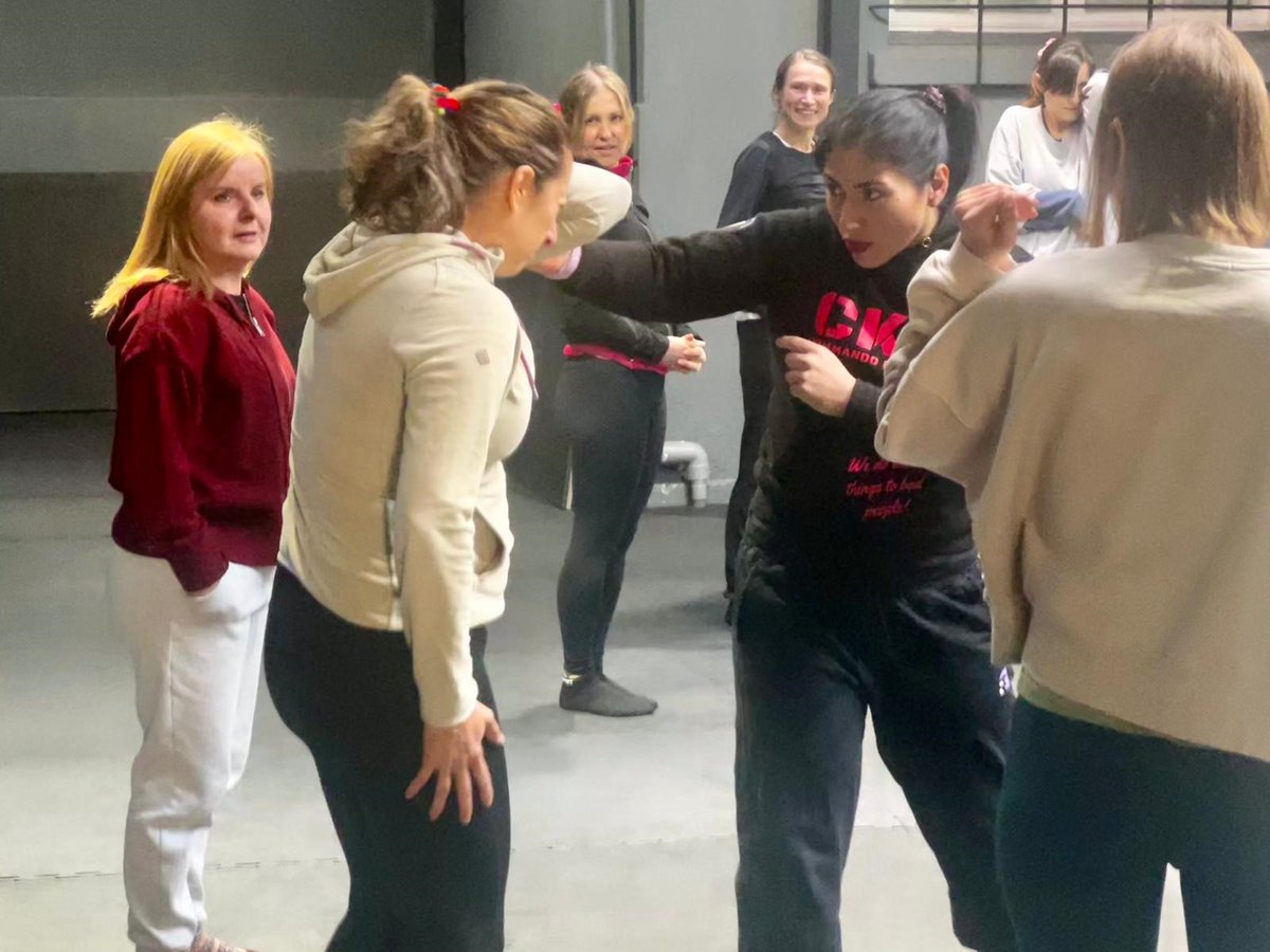 PLenChile's tweet image. La Embajada de Polonia en Santiago se enorgullece de lanzar las primeras clases de #defensapersonal para mujeres de la comunidad 🇵🇱, como parte del proyecto ‘’Plataforma de Integración de Mujeres”.🙍‍♀️💪

#empoderamiento #MujeresFuertes #Santiago  #commandokravmaga