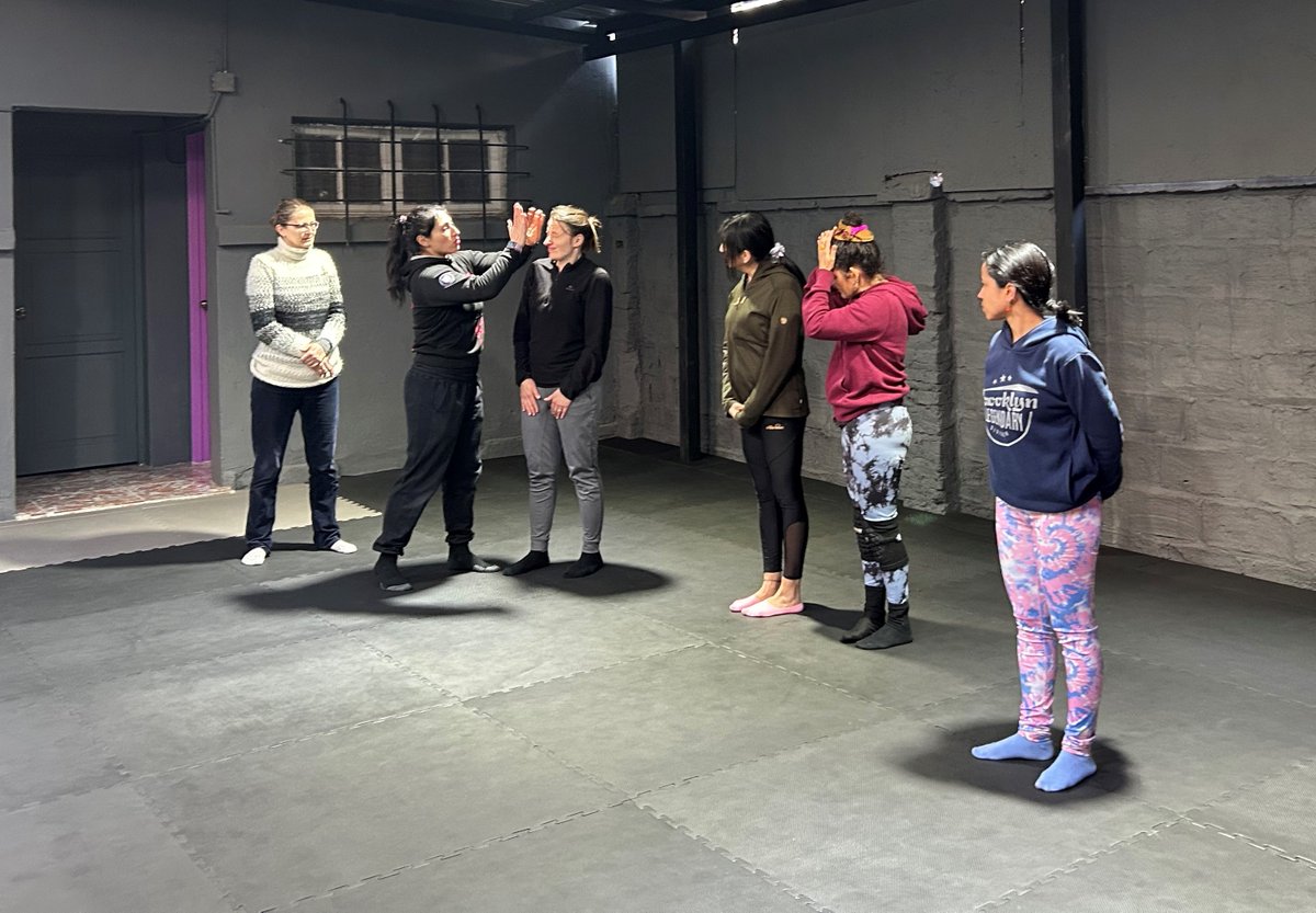 PLenChile's tweet image. La Embajada de Polonia en Santiago se enorgullece de lanzar las primeras clases de #defensapersonal para mujeres de la comunidad 🇵🇱, como parte del proyecto ‘’Plataforma de Integración de Mujeres”.🙍‍♀️💪

#empoderamiento #MujeresFuertes #Santiago  #commandokravmaga