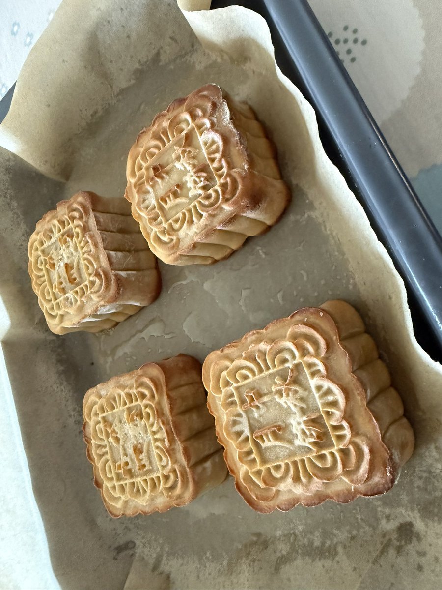 今日整餅，原來焗製時間只係 10 分鐘，難怪入面可以放紙條寫「八月十五殺韃子」