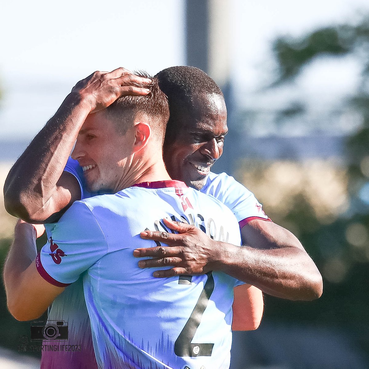 Great to see the legend that is <a href="/FrankNouble/">Frank nouble…..NIZ</a> at Huish Park this afternoon, pity he wasn't wearing hoops! <a href="/gloverscast/">Gloverscast 🎙⚽️💚</a> <a href="/GatesheadFC/">Gateshead FC</a>
