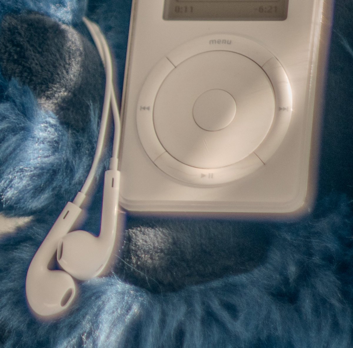 BellTelFox's tweet image. Still can't get over how cool the haze from
@PixelDerg 's 1950s camera gear is 👌