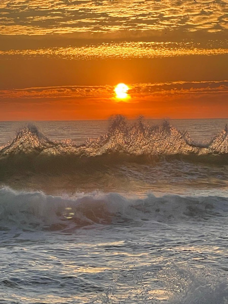 ewalkerbyrne's tweet photo. Stunning #sunset #bankholidaymonday
@CarlWalker7 📸 #watersplash #jersey https://t.co/1d3IcsvmOl