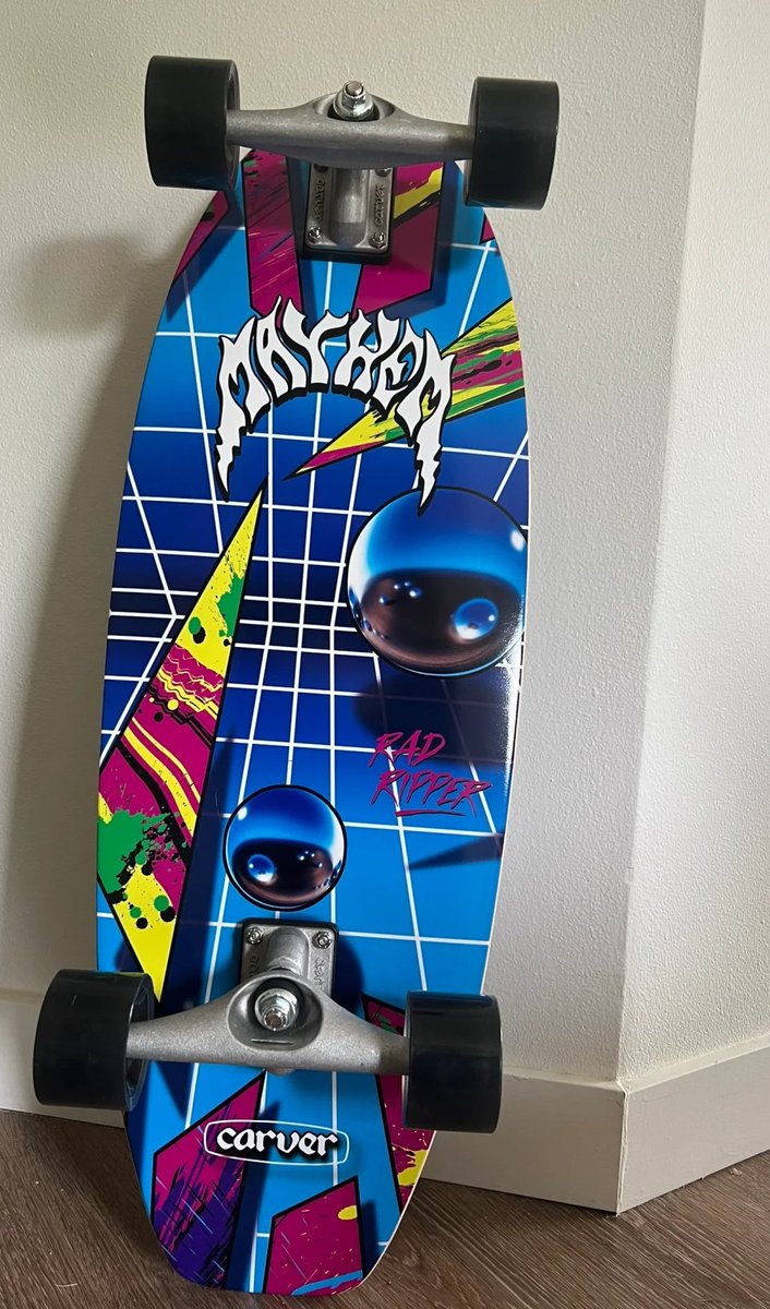 The roadsurfing board is a fantastic tool for snowboarding training during the off-season. I'm not sure if it will have a positive impact on my snowboarding skills, but at least it helps maintain my balance and leg muscles.
#LandSurfboard #SkateboardDiary #SeattleSkateboarding