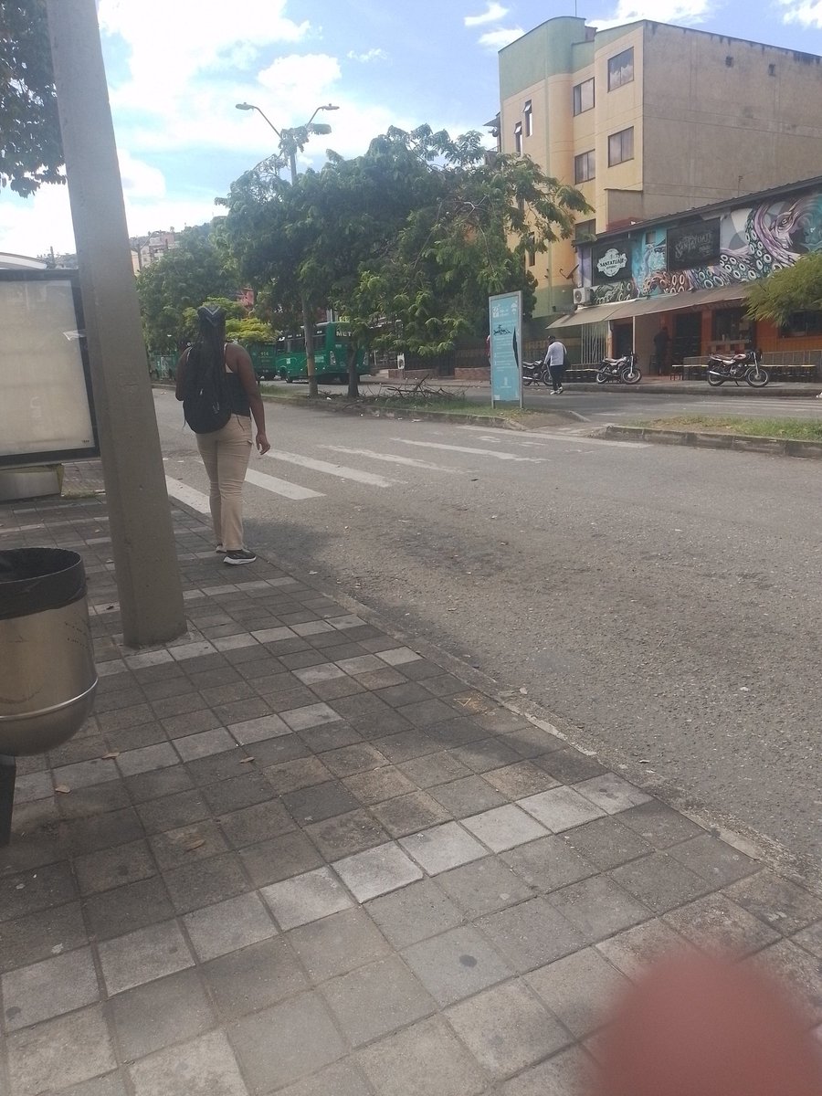 JPM9407's tweet photo. @metrodemedellin que falta de respeto que por mas de una hora estemos esperando una ruta que el despachador no da razon de alguna eventualidad y hasta personas de edad avanzada estan esperando bajo el sol esto en la estacion san javier https://t.co/9X7j9SQ9jx