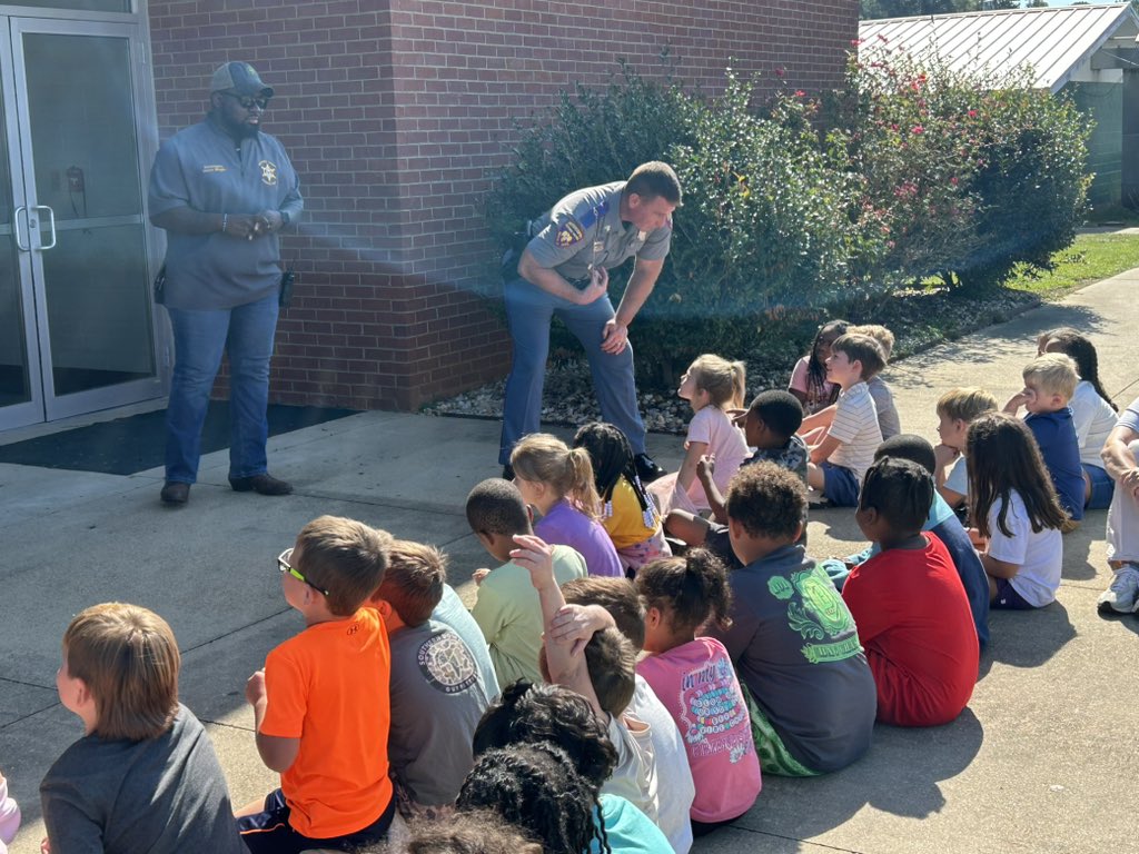 MHPTroopM's tweet photo. We enjoyed helping Salem Attendance Center kick off Community Helpers Week today. Thank you to the students and faculty for welcoming us! https://t.co/AGXYb41qks