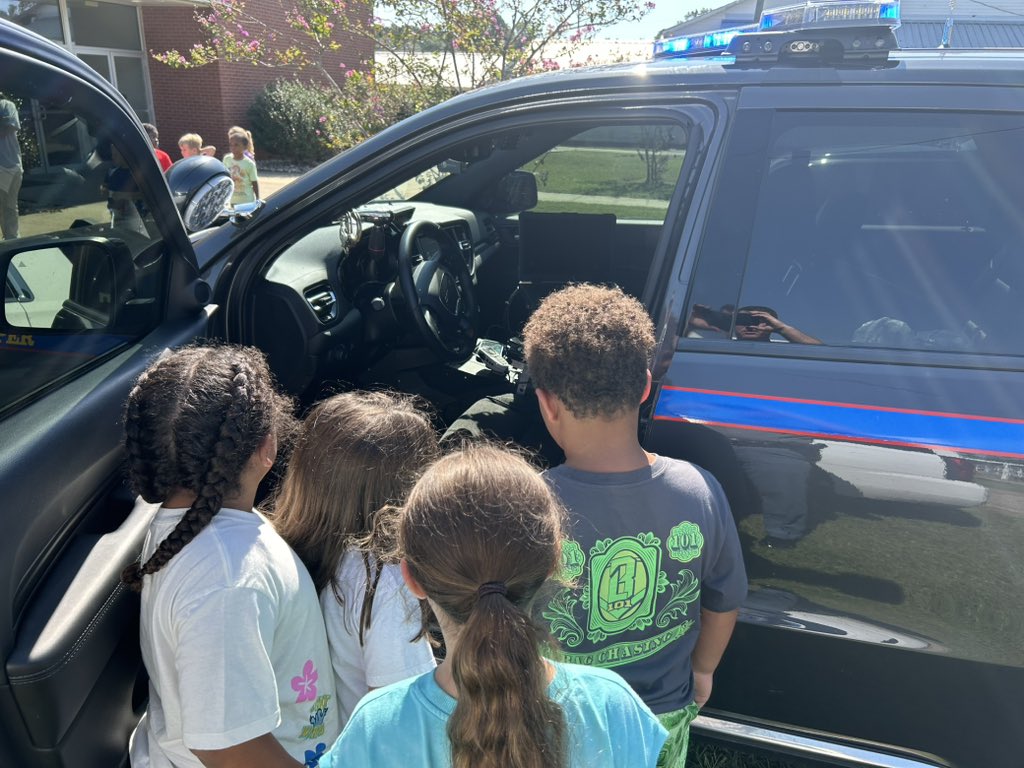 MHPTroopM's tweet photo. We enjoyed helping Salem Attendance Center kick off Community Helpers Week today. Thank you to the students and faculty for welcoming us! https://t.co/AGXYb41qks