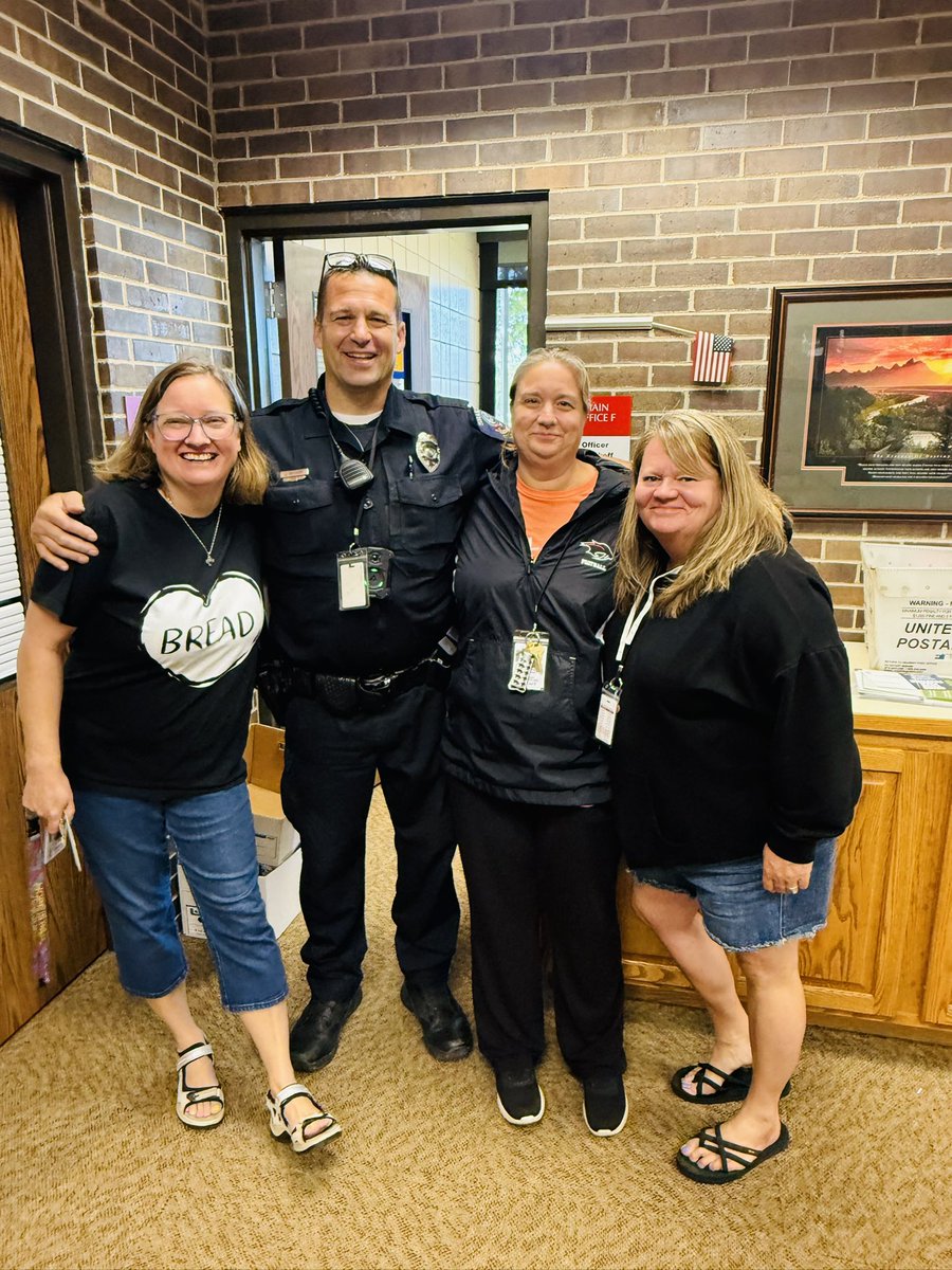 ShakopeeSchools's tweet photo. #workshopweek #mondayvibes #letsdothis #backtoschool2025📚✏️ #shakopeeschools #saberpride https://t.co/dJs25U6dEl