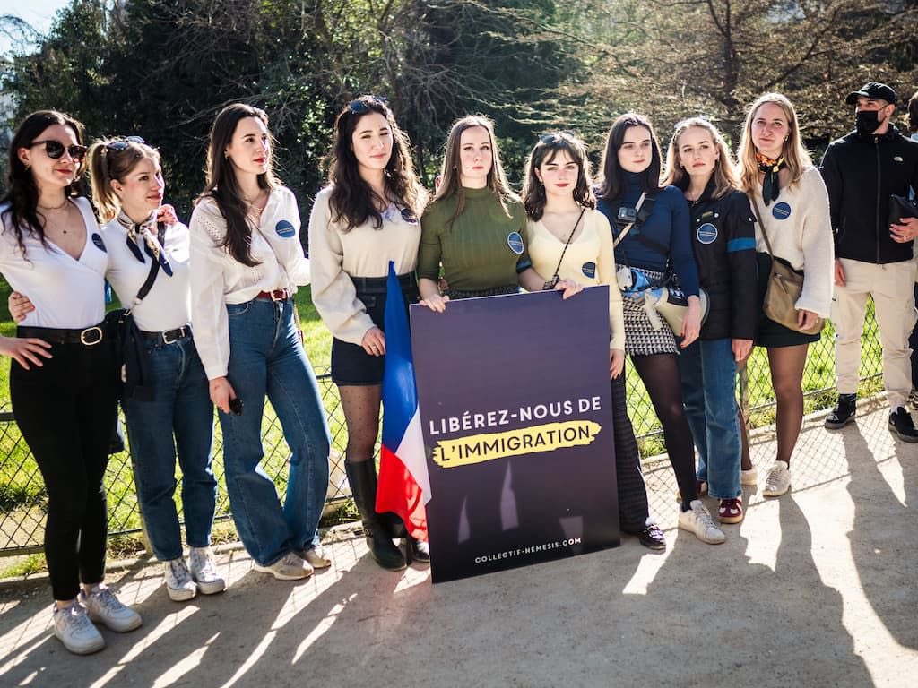 BourdeauNews's tweet photo. Soutenez-vous les féministes du @Coll_Nemesis ? https://t.co/rRKdA6b4J2