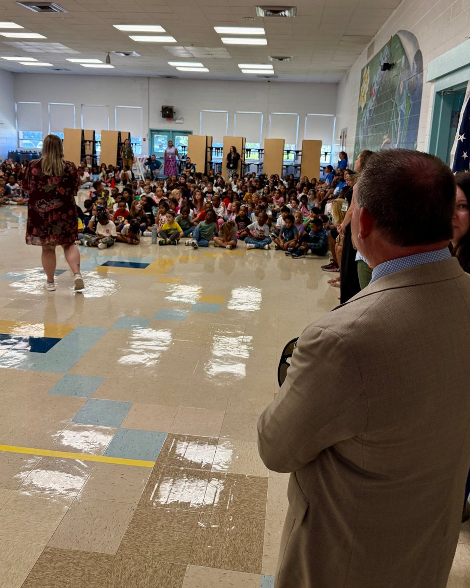 It’s a beautiful day to start the school year in Virginia Beach! 🌟 We’re excited to welcome back 65,000+ students for a year of learning and growth 📏🎒🍎

#WeAreVBSchools #VBCPSBacktoSchool #Back2SchoolVA