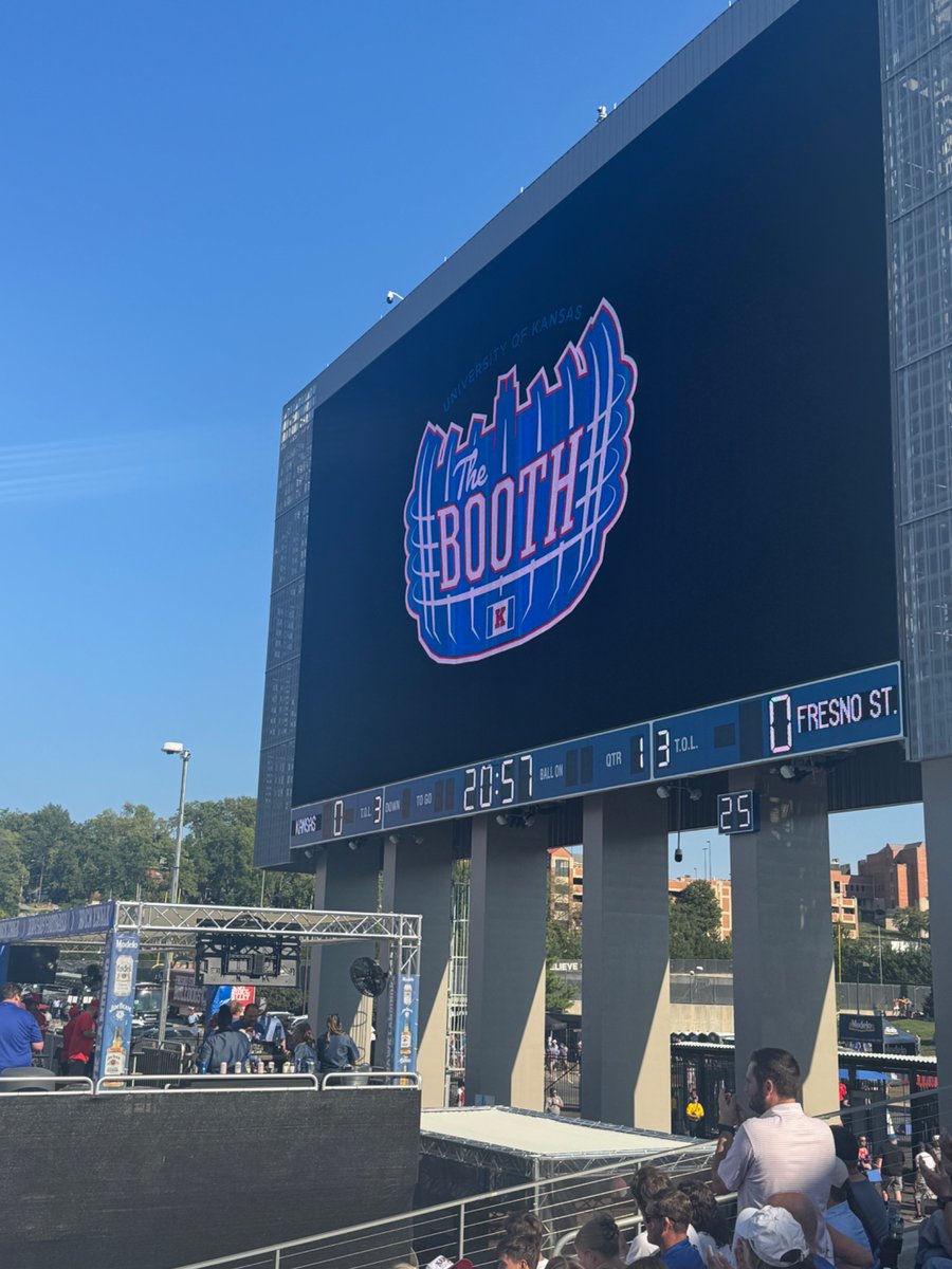 sassyjayhawk's tweet photo. @KUAthletics 💙🏈❤️ https://t.co/Bp3BMeLrnc