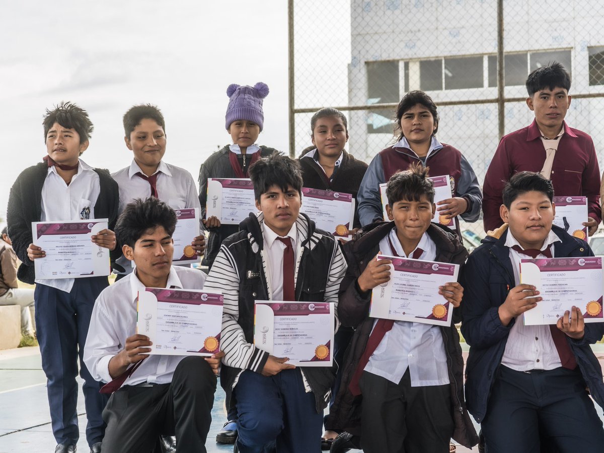 🎓✨ En #SanJulián, la #AGETIC certificó a 581 beneficiarios de los CCIT en Robótica 🤖, Ensamblaje 💻 y Ofimática 🖥️.

La Generación TIC del Bicentenario está lista para crear, innovar y liderar en el mundo digital 🚀🌐.

#DigitalizandoBolivia #FuturoDigital