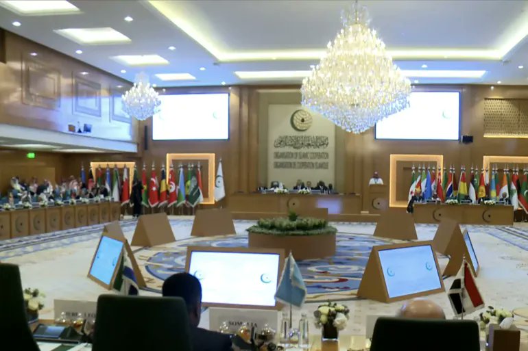 أنظمة في حضيض لم تبلغه من قبل!

هل يعقل أن تجتمع 57 دولة (إسلامية) في جدّة، ثم تنتهي إلى بيان إنشائي خلاصته ندّد وشجب وأدان وثمّن؟!

هل يعقل أن يحدث ذلك بعدما بشّرهم نتنياهو بـ"إسرائيل الكبرى"، وبعد أن حرّض سموتريتش على بناء الهيكل مكان المسجد الأقصى، وبعد تجويع لغزة وقرار