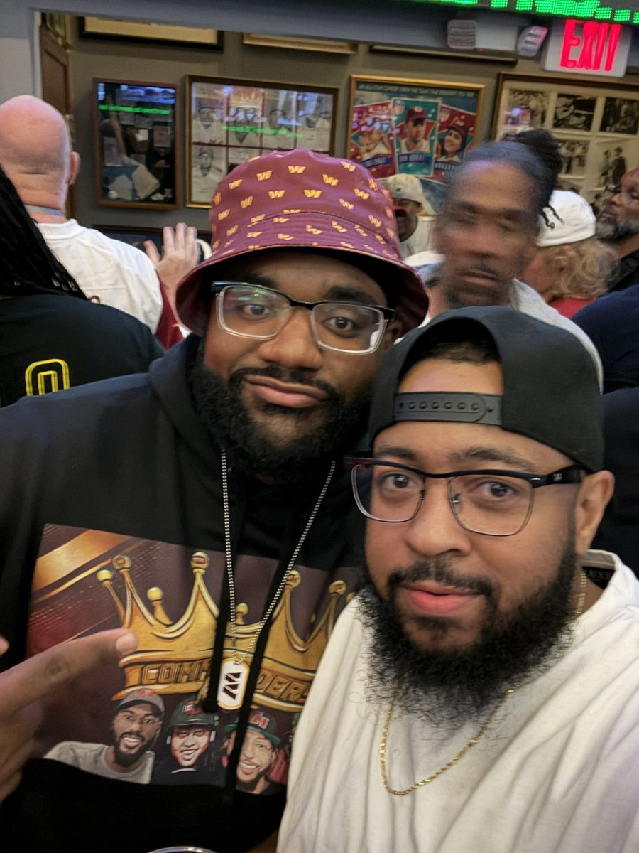 Rio_Robinson91's tweet photo. That 1st IN PERSON 

Commanders Kings  GAME WATCH PARTY LIVE EVENT GONNA FEED GENERATIONS MAN !

STAY TUNED 👑 

#RaiseHail https://t.co/oit1IZ1LA7
