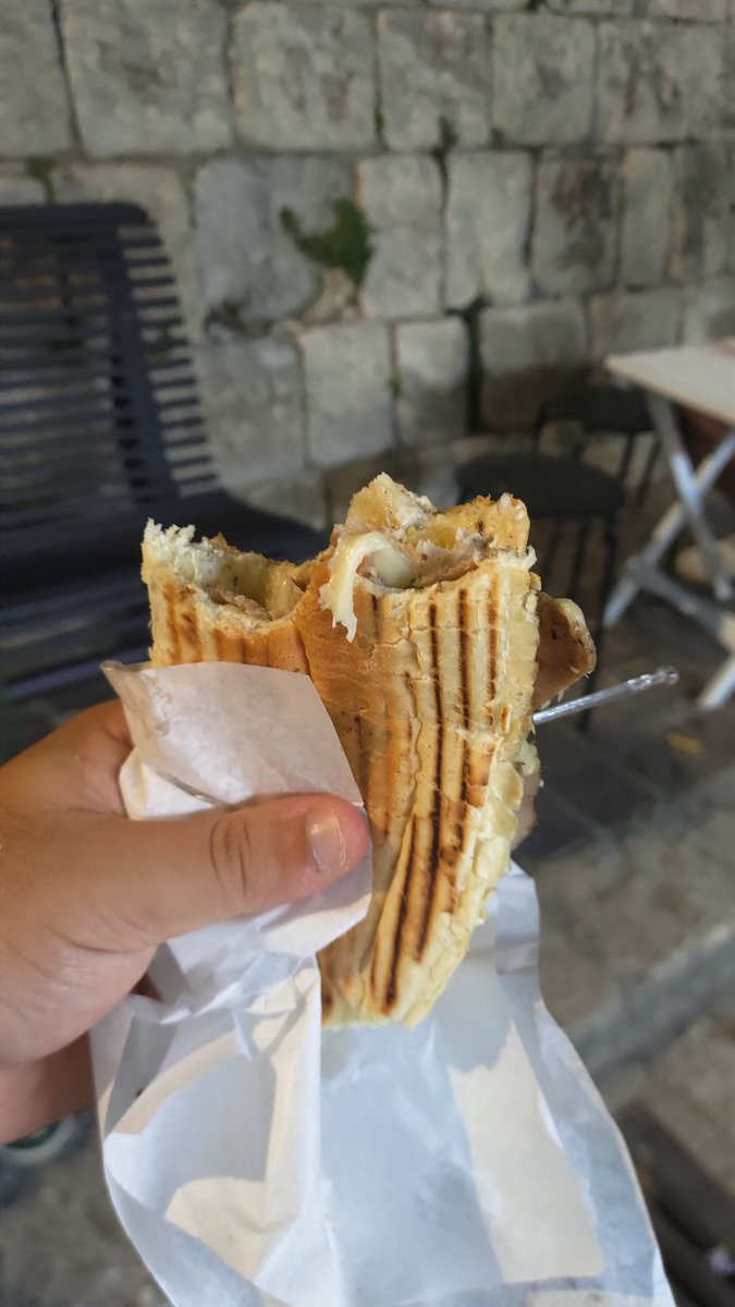 "Il presente é sempre deludente".

No non si parla di politica ma di un panino alla festa di paese: era meglio l'anno scorso.
