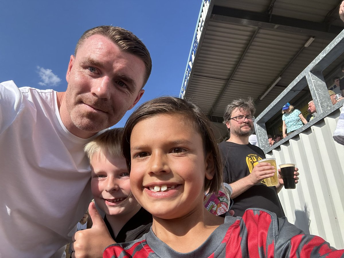 Great afternoon <a href="/HallamFC1860/">Hallam FC</a> again. First win in the league and the lad got to me another one of his footballing heroes 👍🏽 ⚔️⚽️🍺

Can’t beat non league on your doorstep 👍🏽⚽️