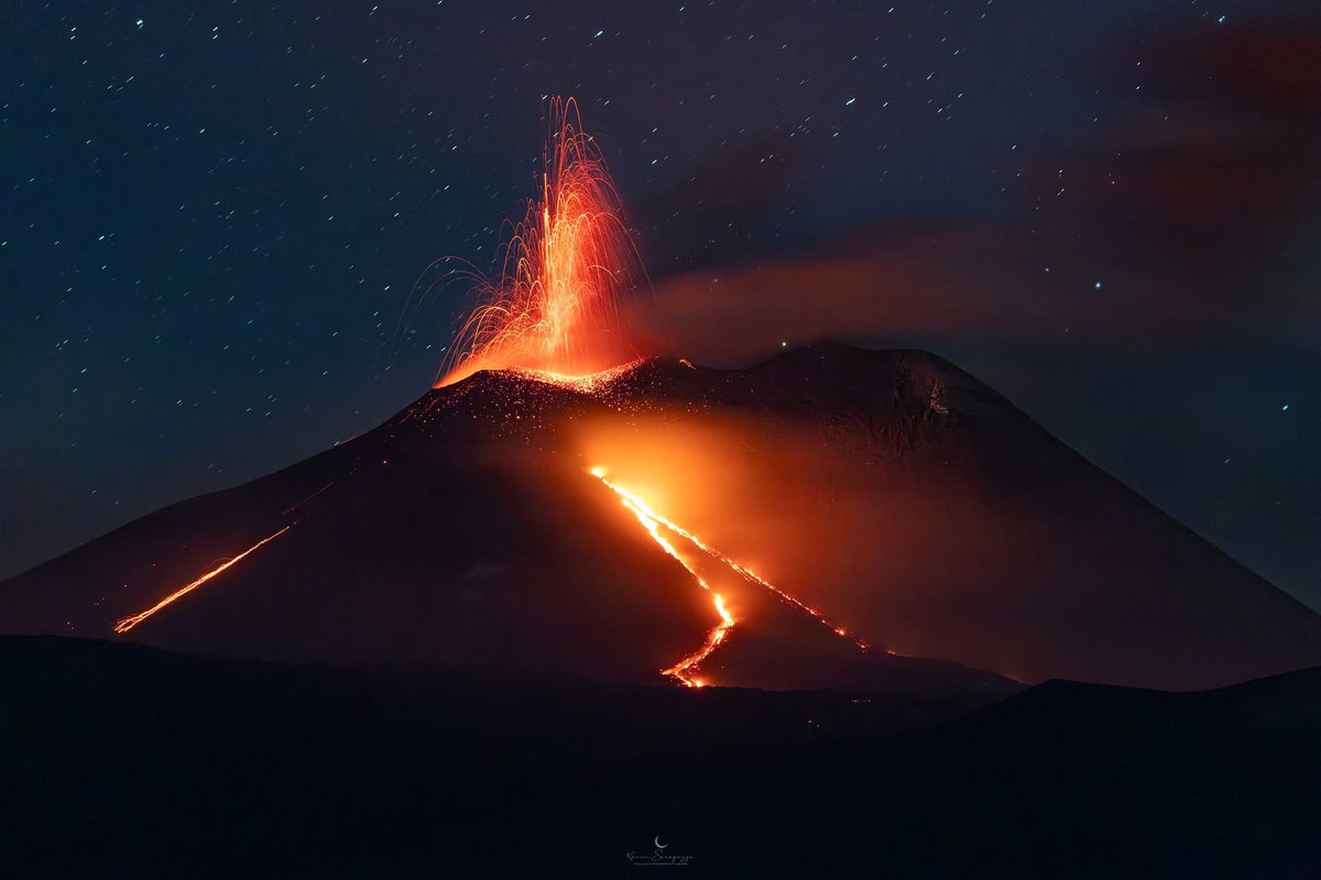 citiesval's tweet photo. Il respiro della terra, la colata lavica scende lenta mentre le esplosioni #stromboliane dominano il #cratere. #etna https://t.co/7PydefcuPO