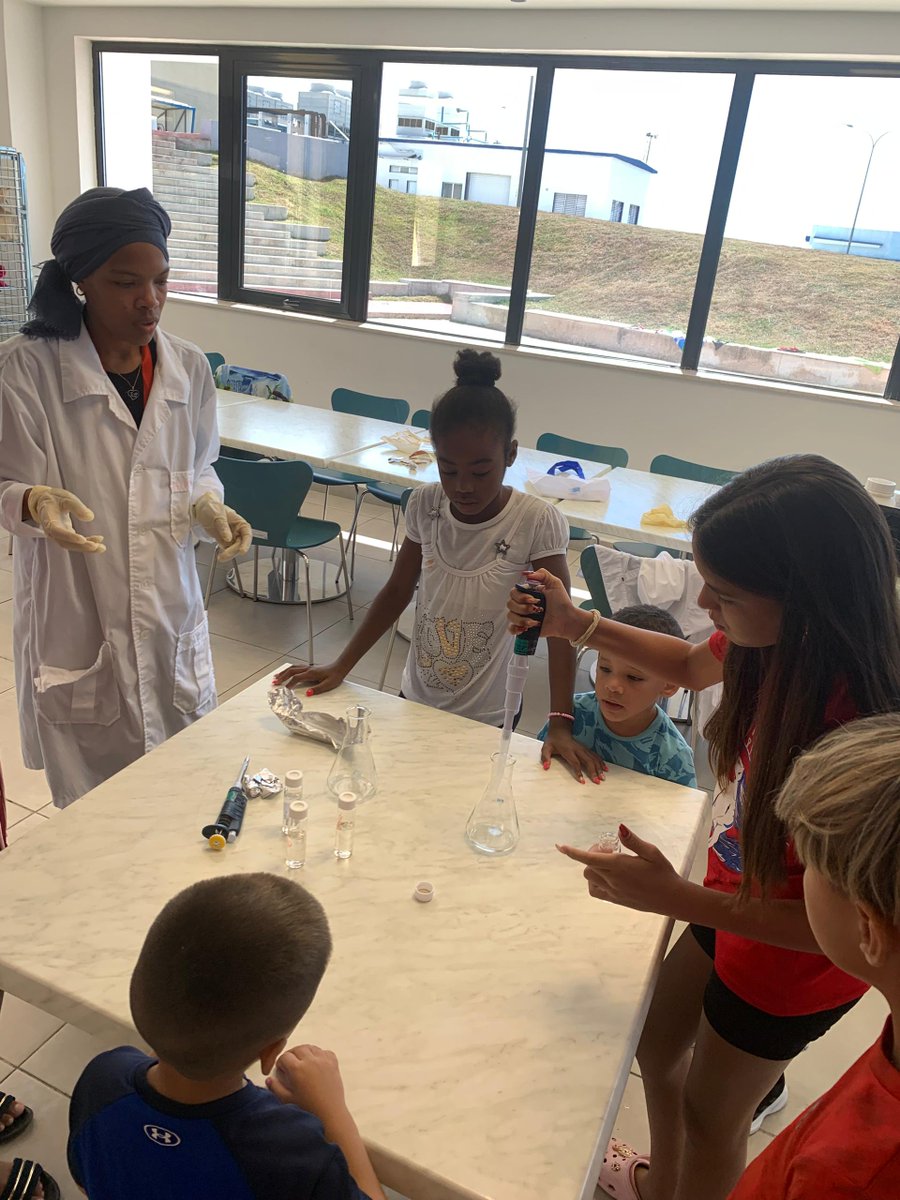 Para nuestros niños del #PlanVacacional2025 no podía faltar una sesión para los experimentos, con la colaboración de nuestras compañeras de Control de la Calidad #CienciaParaLaComunidad #ElRelevo #FuturosCientíficos #ArtemisaJuntosSomosMás