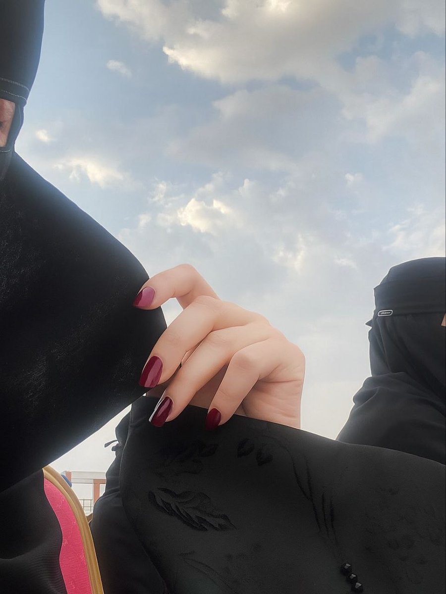 *«كُلّمَا كانَت المَرأة أديَن وأكمَل خُلُقًا؛ كَانَت أحَب إلَى النَّفسِ، وأسلَم عَاقِبَة»🤍🎀*
> ابن عُثيمين