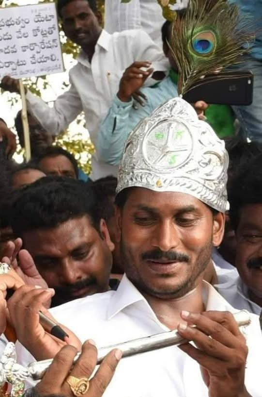 CKReddy0001's tweet photo. రాముడు అంటే ఇలా ఉంటారా, కృష్ణుడు అంటే ఇలా ఉంటారా.. 
టూరిస్టు బస్ ల లో ఆనాడు తిరుమల వెంకన్న స్వామి దర్శనం తర్వాత,బెంగళూరు లో ఉన్న జగన్నాధుడు గారు ను చూడటానికి వెళ్ళేవారు మన తెలుగు వారు.. 
తెలుగు ప్రజల ఆరాధ్య దైవం. 
చరిత్ర ను ఎవ్వరూ మార్చలేరు.. 
#ChinniKrishna https://t.co/rvSlaGoBa8
