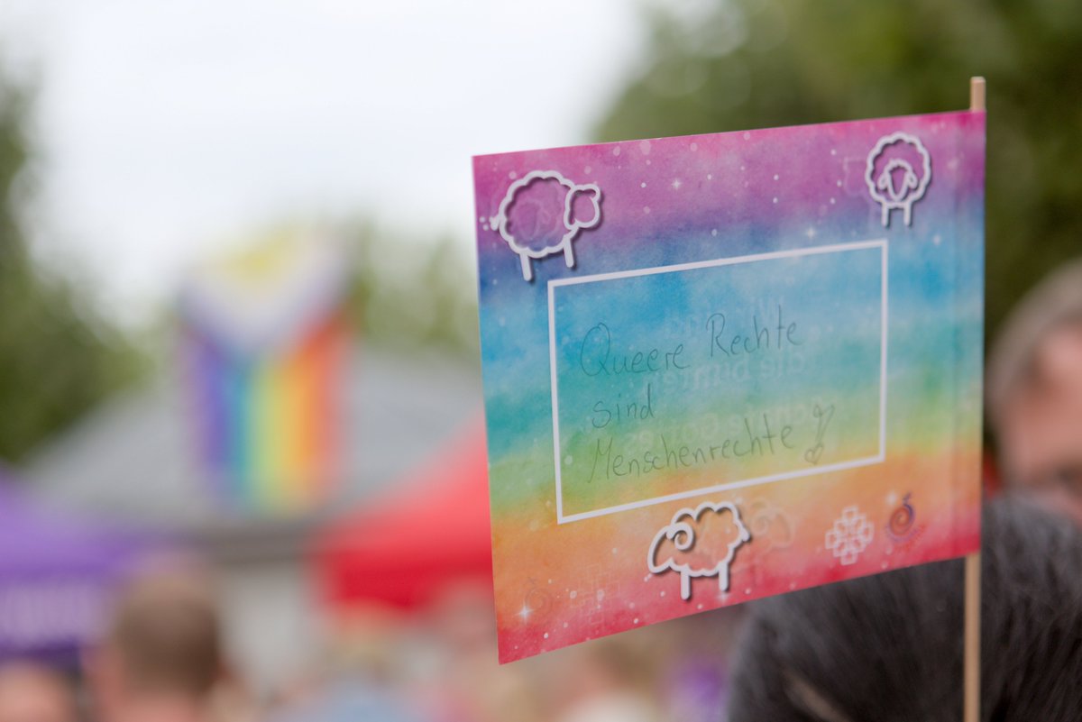Am Samstag fand mit dem CSD in Friedberg der erste CSD im Wetteraukreis statt. Über 1000 Menschen kamen auf dem Elvis-Presley-Platz zusammen, um unter dem Motto „Vielfalt leben. Vielfalt lieben.“ zu feiern.