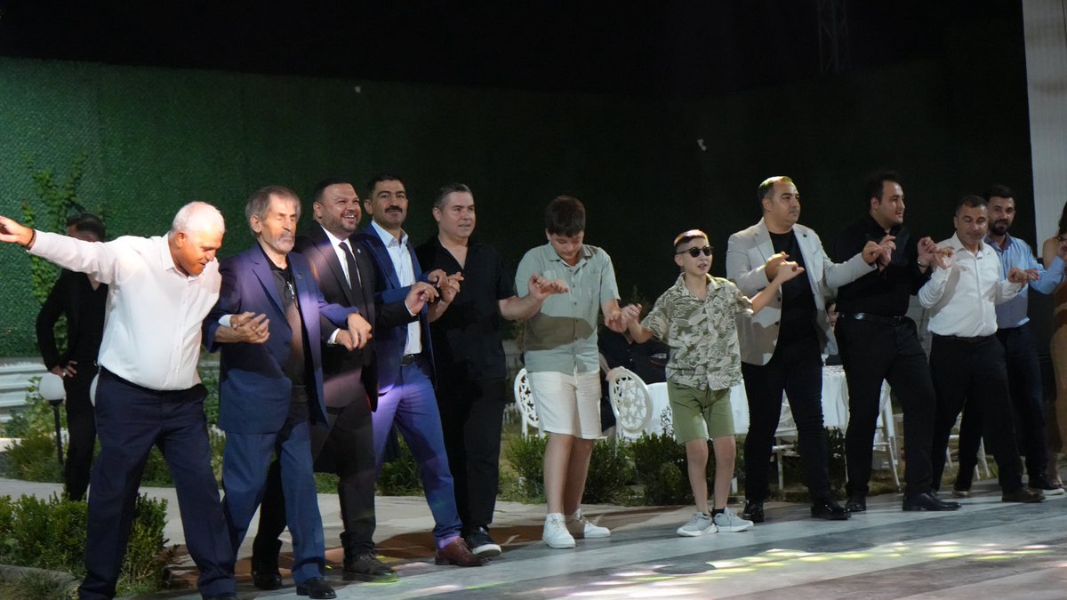 Çocukluğundan beri tanıdığım ve büyüdüğünde de beraber çalışma şansımız olan Av.Eda Genç kardeşimin en özel günlerinde nişanlarında yanındaydık 🙏🏻

Genç çiftimize çıkmış oldukları bu yolda mutluluklar diliyorum 🙏🏻