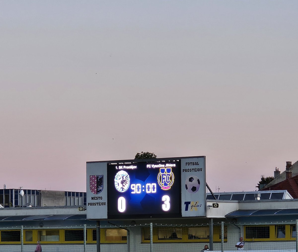 1/17 ✅️

Prostejov - Jihlava 0:3

Leider wurde das alte Stadion abgerissen. Jedoch ist das bekannte Tor von der DSF Groundhopper Doku noch erkennbar!

#groundhopping