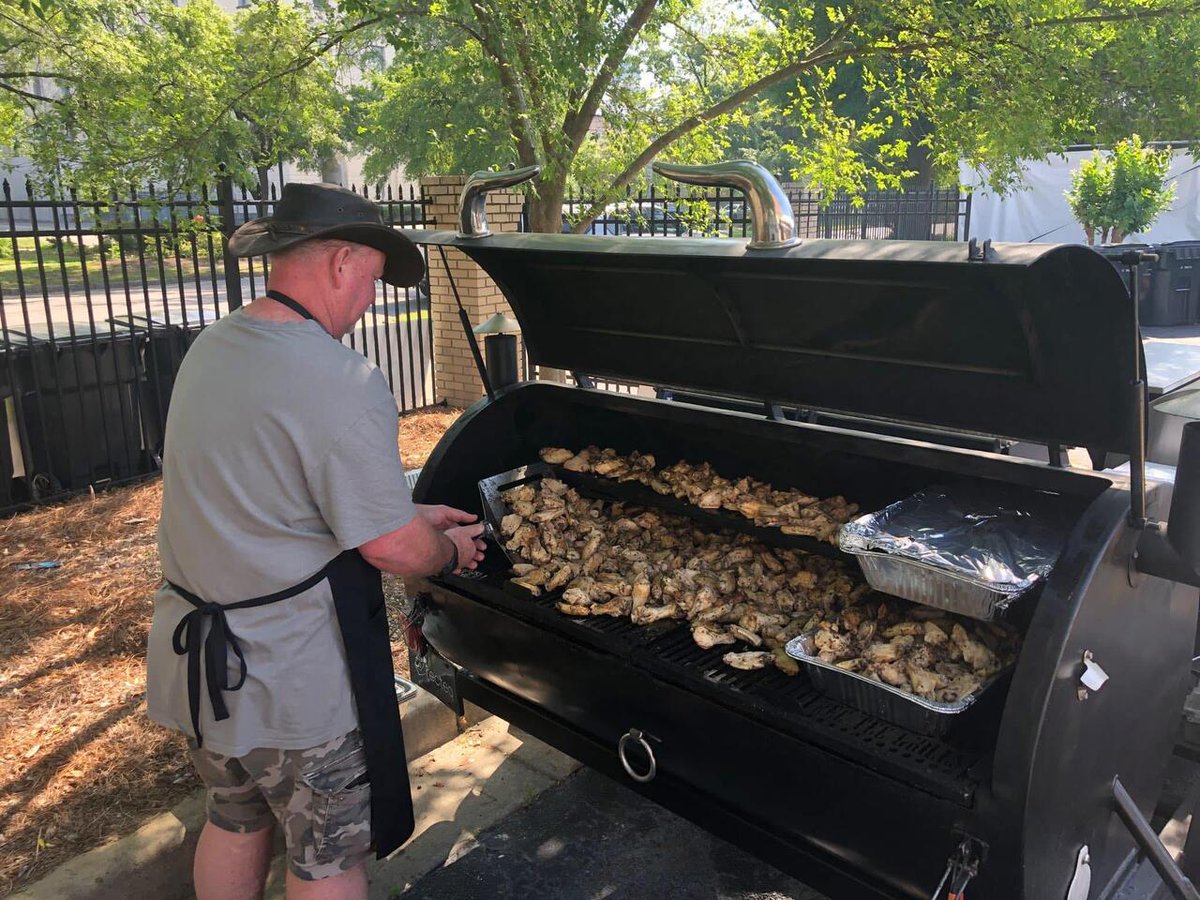 homevsfastfood's tweet image. [pro/chef] cooking chicken wings for over 3,000 people
👉 homecookingvsfastfood.com
#cookingforcrowds #chickenwings #cheflife #foodie #eventcatering #homecooking #food #recipes #foodpic #foodie #foodlover #cooking #hungry #goodfood #homecookingvsfastfood