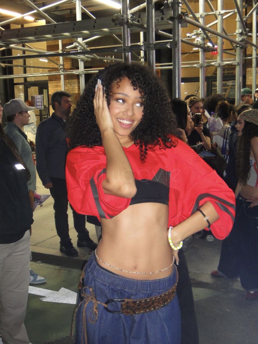 wish she’d share her jeans with me 💗