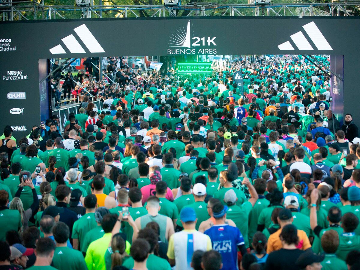 AmorosLive's tweet photo. 🧵 VAS A FLIPAR CON ESTO…

Este fin de semana se ha disputado la Media Maratón de Buenos Aires, uno de los eventos más importantes del país.

Adidas apostó fuerte, ganó la puja para ser la marca patrocinadora de la prueba y soñó con pintar la capital de verde con sus camisetas. https://t.co/C6Kvqrs2iM