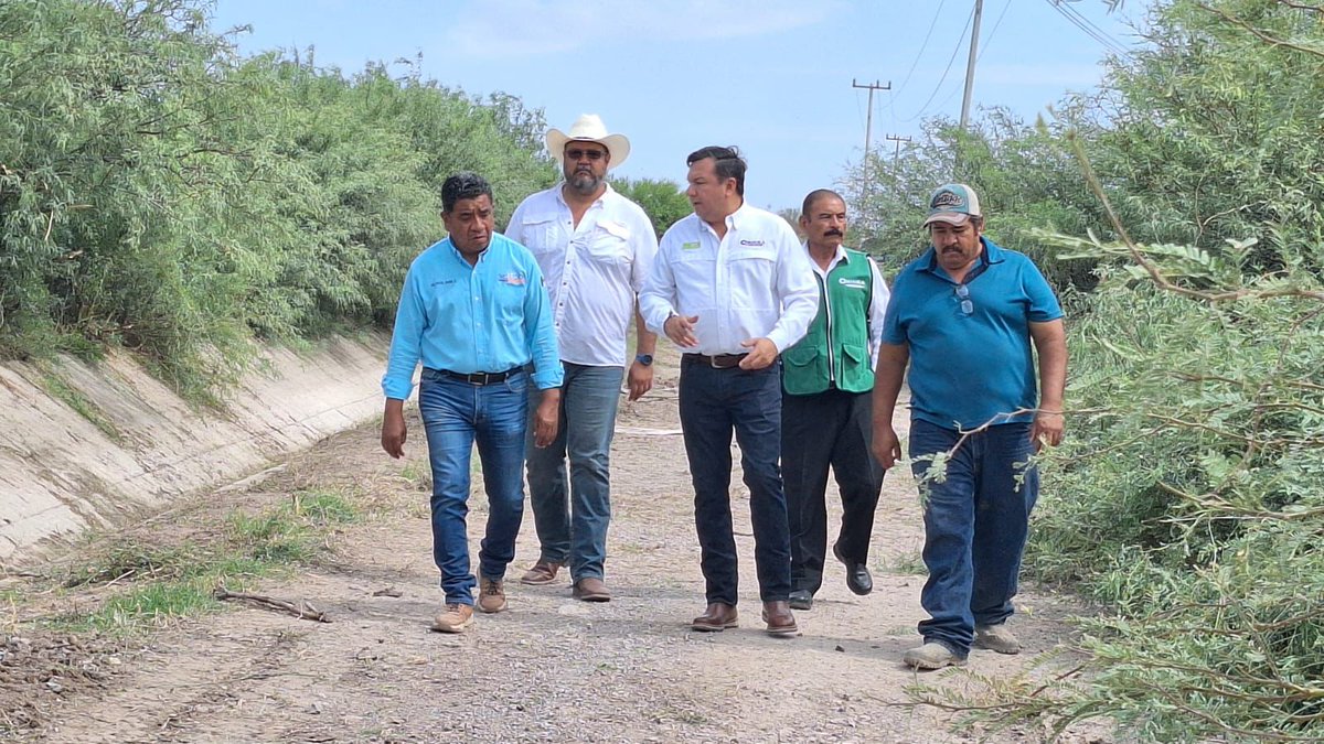 El Secretario Jesús María Montemayor Garza realiza la visita, supervisión a los trabajos de limpieza que se realizan en el Modulo 7 del Ejido la Esperanza en #Matamoros del Programa Empleo Temporal Región Laguna 2025.Seguimos trabajando #CoahuilaPaDelante #APasosDeGigante