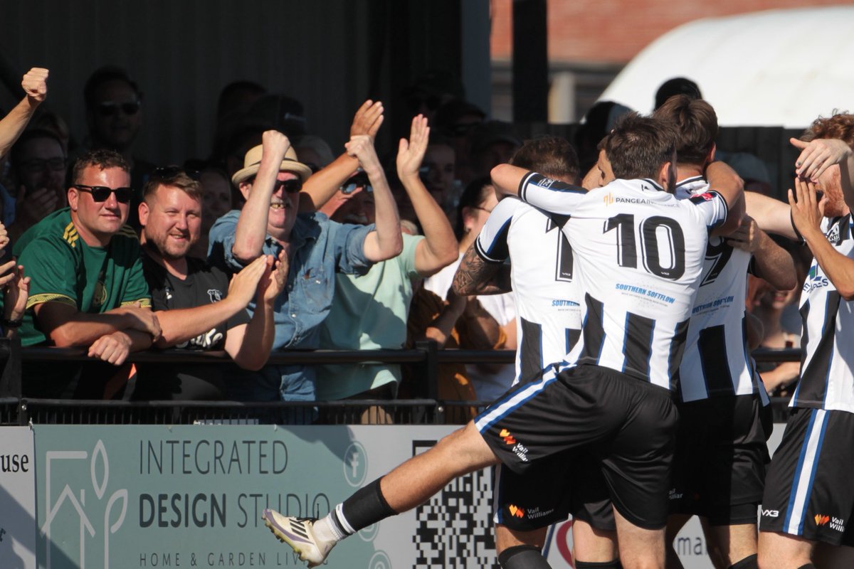 🏖️ Bank Holiday’s don’t come much better than this!

A 3-0 Dorset Derby win over Weymouth in front of a home crowd of 1,489 - superb support, Magpies! 👏

#UpTheMagpies | 📸 <a href="/cabbycrabby/">Steve Harris</a>