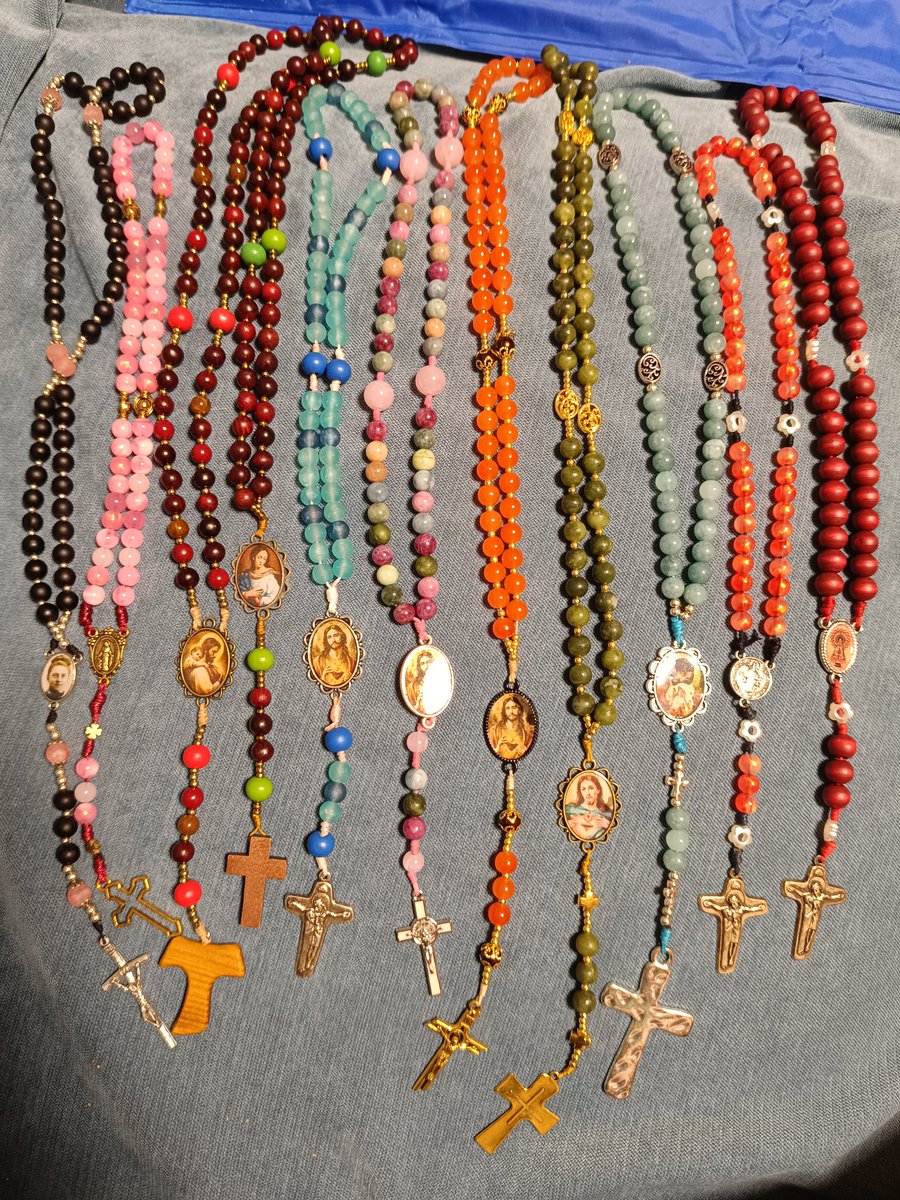 Rosarios disponibles, buscando manos rezadoras. Mojados en el manantial de la Virgen en Umbe. Si te interesa alguno manda MD ☺️