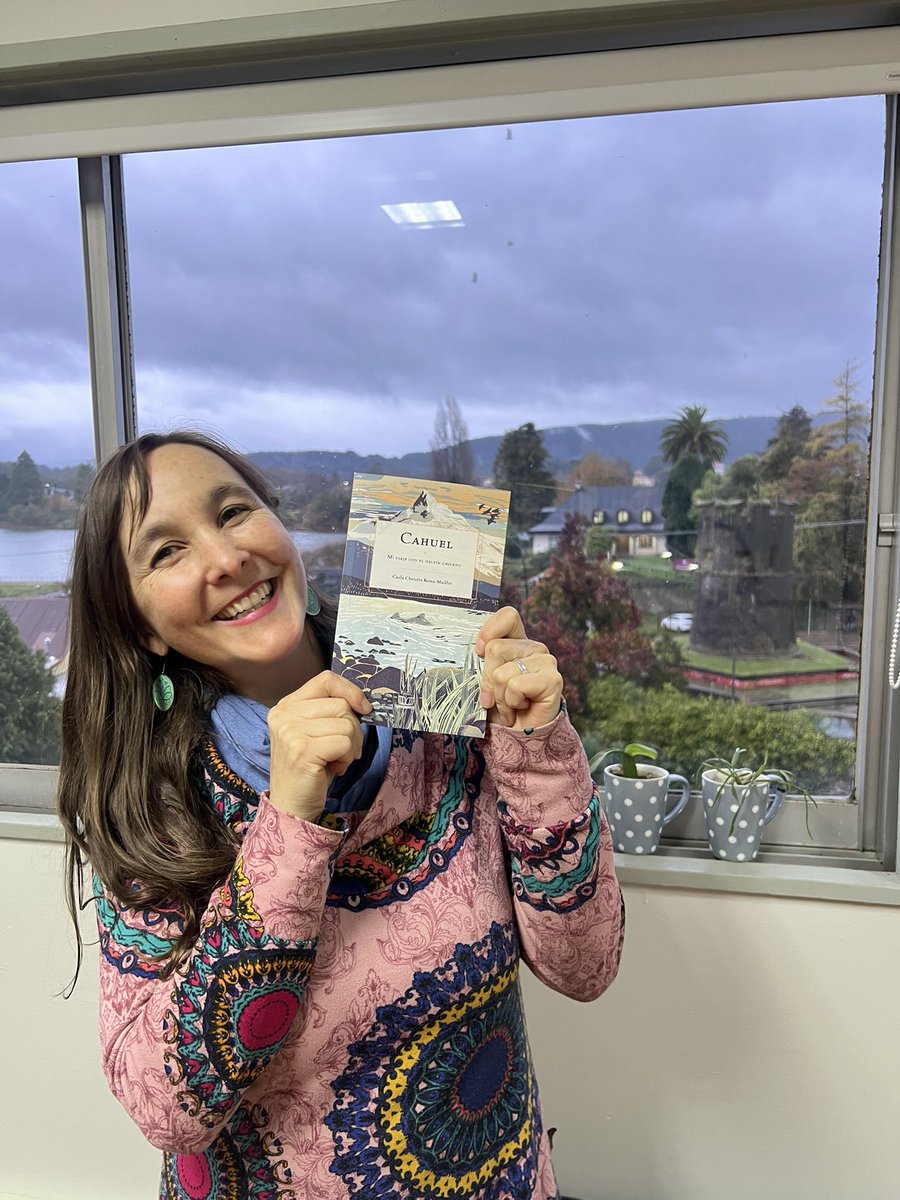 Con mucha emoción y gratitud recibimos el Premio Cultura Científica 2025 de <a href="/ciencias_chile/">Centro de Comunicación de las Ciencias</a> con el libro “Cahuel, mi viaje con el delfín chileno” 🐬 junto a Diego Alfaro y el gran equipo de Ediciones <a href="/LibroVerde_/">Libro Verde</a> 🌿 #Chile #scicomm