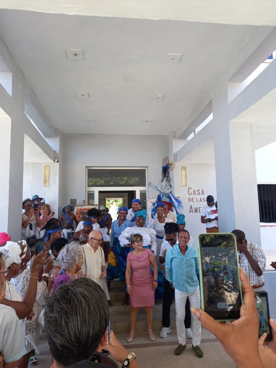 AbelPrieto11's tweet photo. Se inauguró en la @CasAmericas
el Coloquio Timbalaye c/una conferencia d Barnet y el grupo Madre d Agua. Barnet explicó la diversidad del legado congo y su magnífico tesoro ético y espiritual. Madre d Agua cerró c/música y danza una mañana d reflexión, resistencia y cubanía. https://t.co/zLsvoxo358