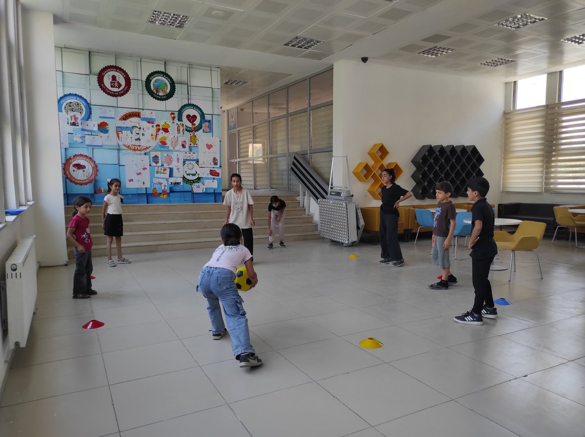 GSB Yaz Kulübünde bugün öğrencilerimizle eğlenceli ve hareket dolu Yakalanma Topla oyunu oynadık. 🏃‍♂️🎯 Hem hızlarını hem de dikkatlerini geliştirdikleri bu oyunda çocuklarımız keyifli vakit geçirirken takım ruhunu da pekiştirdiler.

<a href="/OA_BAK/">Dr. Osman Aşkın Bak</a> <a href="/gencliksporbak/">Gençlik ve Spor Bakanlığı 🇹🇷</a> <a href="/GSBgenclik/">Gençlik Hizmetleri</a>