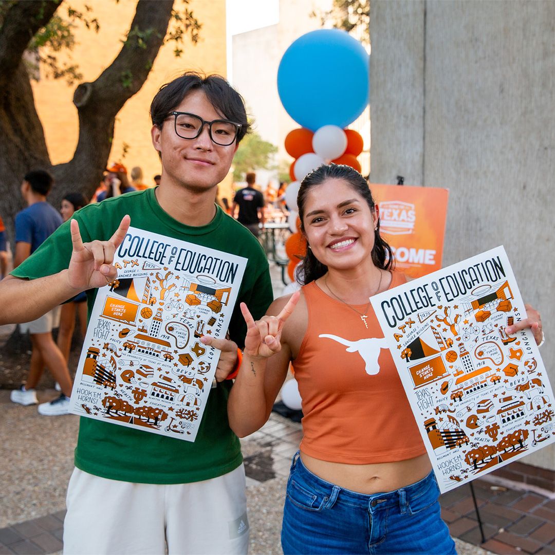 utexascoe's tweet image. Put your #HornsUp for our new class of COE Longhorns 🤘 

#GonetoTexas #HookEm