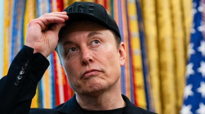 💥𝐄𝐥𝐨𝐧 𝐌𝐮𝐬𝐤 𝐢𝐬 𝐬𝐮𝐢𝐧𝐠 𝐀𝐩𝐩𝐥𝐞 𝐚𝐧𝐝 𝐎𝐩𝐞𝐧𝐀𝐈  !💥 He claims the tech giants formed an illegal alliance to block Grok-xAI’s assistant from iPhones. The integration of ChatGPT into iOS ? Allegedly an anti-competitive move. The AI vs Big Tech showdown has