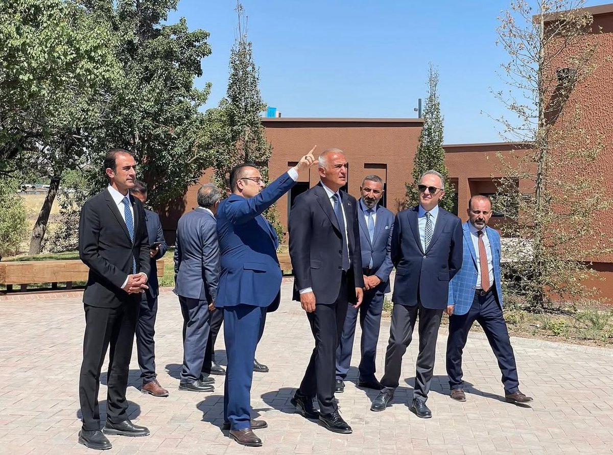 yazgi_gokhan's tweet photo. “Malazgirt Zaferi’nin 954. yıldönümü etkinlikleri için bulunduğumuz Ahlat’ta, ‘Bitlis Ahlat Selçuklu Meydan Mezarlığı Karşılama Merkezi ve Bütüncül Çevre Düzenleme Projesi’ kapsamında Ahlat Müzesi’nde sürdürülen çalışmaları Sayın Kültür ve Turizm Bakanımız Mehmet Nuri Ersoy ile birlikte inceledik. 

Yeni Karşılama Merkezimizin açılışını ise Sayın Cumhurbaşkanımızın teşrifleriyle gerçekleştirdik. Aziz milletimizin köklü tarih mirasını gelecek nesillere aktarma yolunda yapılan bu kıymetli çalışmalara emek veren tüm ekiplerimize teşekkür ediyorum. 🇹🇷”

@TCKulturTurizm @MehmetNuriErsoy @birolincecikoz