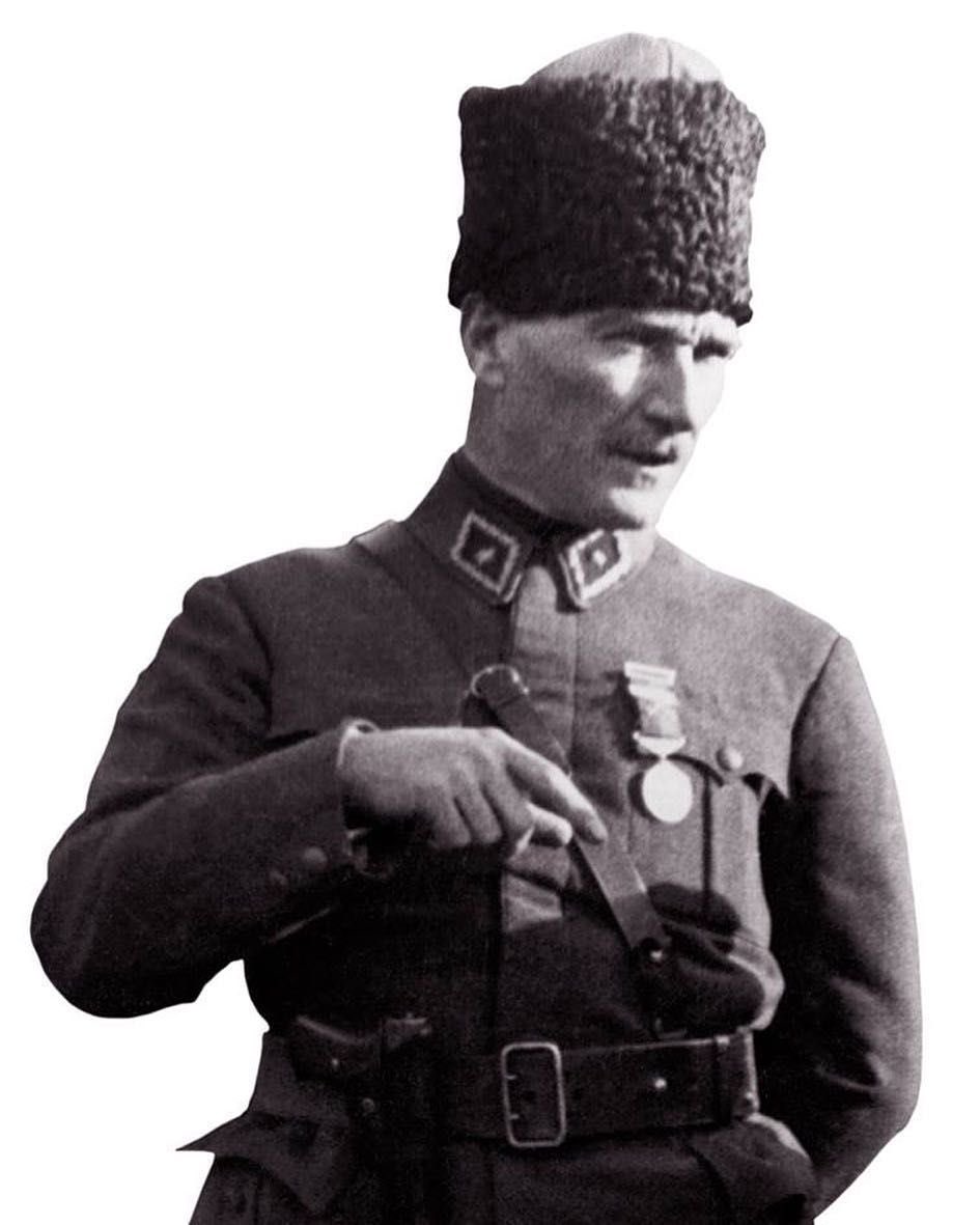 Mustafa Kemal Paşa'nın komutasında #BüyükTaarruz, şafak sökerken saat 05.30'da top atışlarıyla başladı.  

Türk kuvvetlerinin öncü tümenleri süngü hücumuyla önce Tınaztepe'yi, ardından da Belentepe'yi aldı.

26 Ağustos 1922