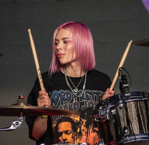 моя любимая музыкантка - тарелочница