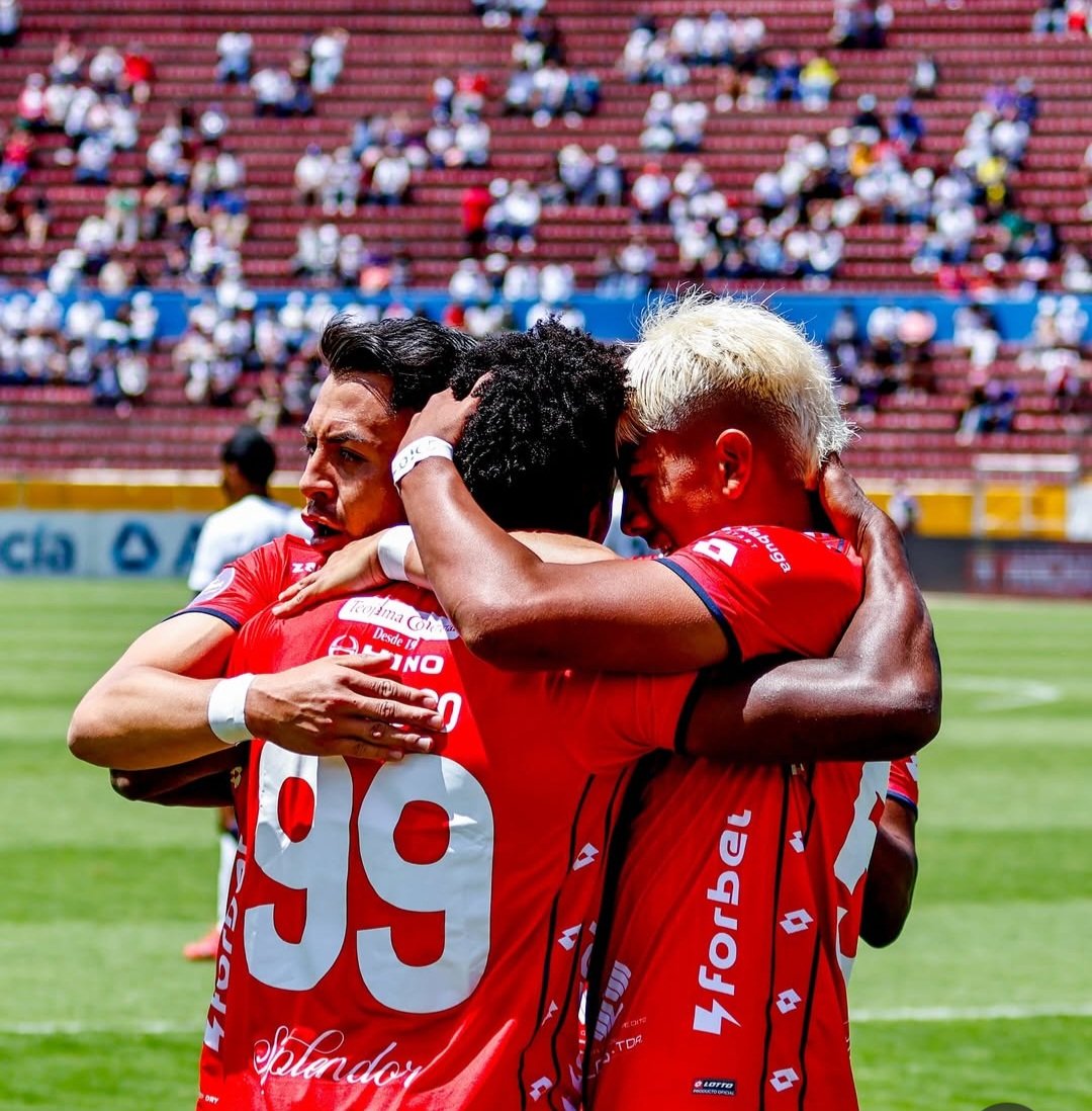 Se notan cosas especiales en el equipo, gracias a la humildad y unidad de los jugadores. El cuerpo técnico ha aportado mucho, la dirigencia hace lo q se puede y la hinchada siempre presente, nuestro querido Club Deportivo El Nacional sigue siendo la Gloria del Fútbol!!    ❤️💙🤍