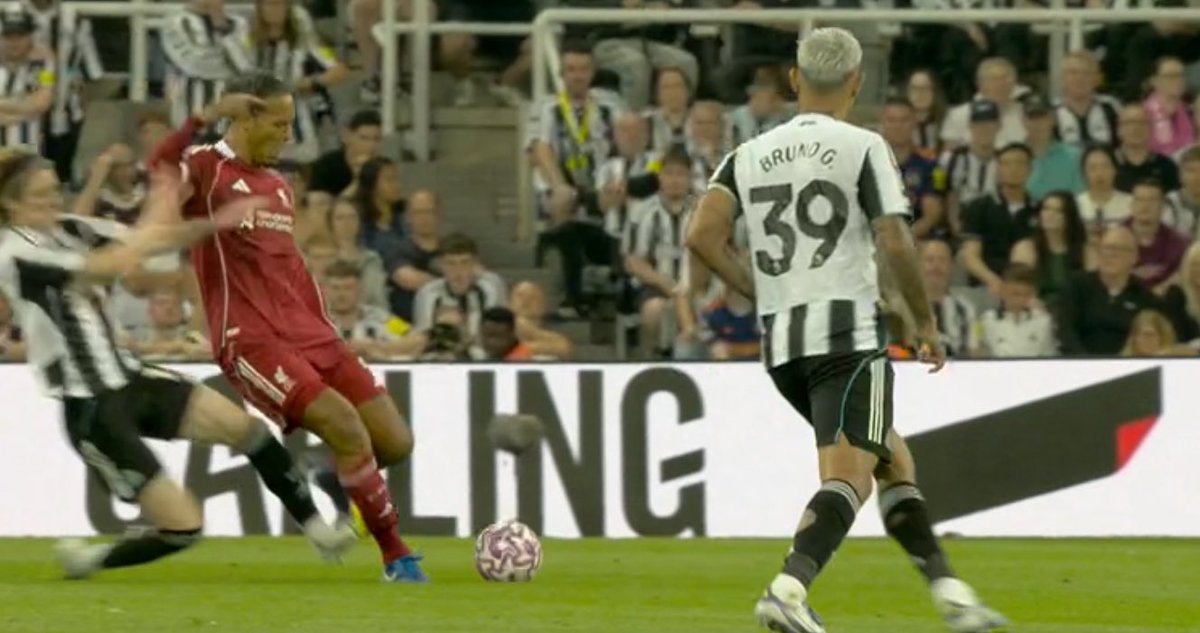 Stonewall red card, Newcastle players and the crowd have allowed the occasion and Isak situation ruin the game for them!