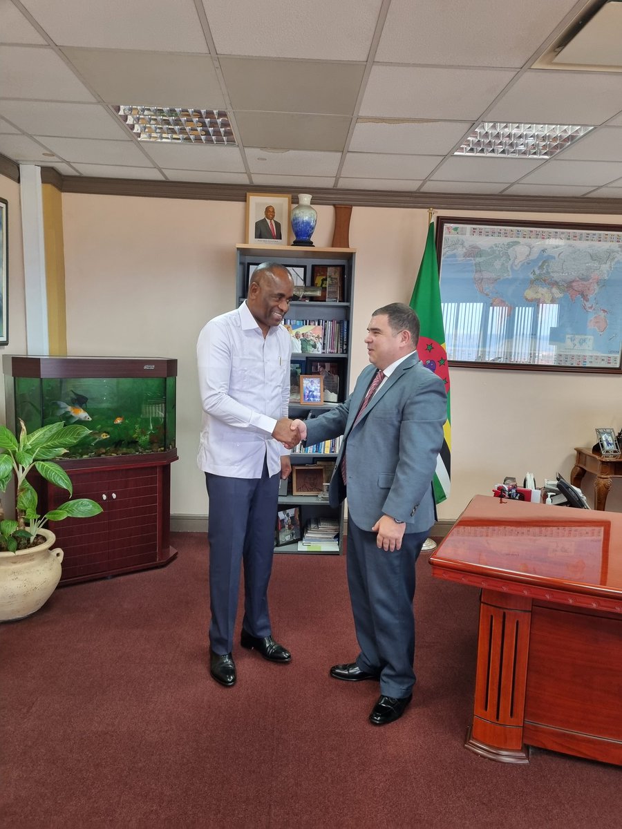 #25agosto El Primer Ministro de la Mancomunidad de Dominica recibe al Embajador de la República Bolivariana de Venezuela para enviar un mensaje de solidaridad y apoyo al pueblo de Venezuela y a su Presidente Constitucional Nicolás Maduro Moros. <a href="/ALBATCP/">ALBA</a> #YoMeAlisto