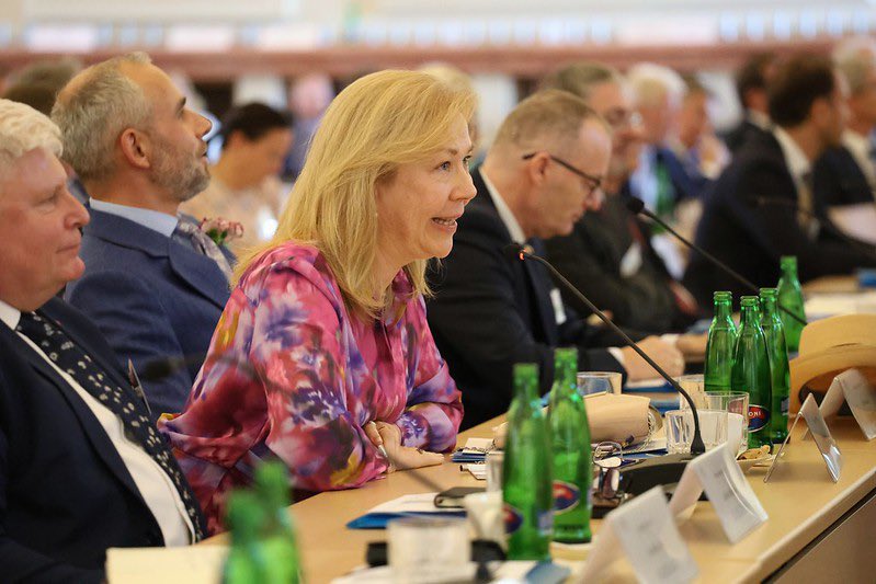 Ministerstvo zahraničních věcí (@mzvcr) on Twitter photo První den porady vedoucích zastupitelských úřadů 🇨🇿 na <a href="/mzvcr/">Ministerstvo zahraničních věcí</a> byl věnován podpoře českých zájmů ve světě, posilování spojeneckých vazeb a bezpečnosti Česka na pozadí ruské brutální agrese. První den porady vedoucích zastupitelských úřadů 🇨🇿 na <a href="/mzvcr/">Ministerstvo zahraničních věcí</a> byl věnován podpoře českých zájmů ve světě, posilování spojeneckých vazeb a bezpečnosti Česka na pozadí ruské brutální agrese.